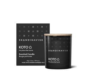 Skandinavisk KOTO 'Maison' Mini Bougie Parfumée. Notes parfumées: Vanille et Écorces d’Orange Séchées, Ambre de la Baltique et Cuir Patiné. 65 g.