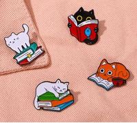 SLEEKEE Broches De Chat De Lecture 4Pcs Et 50 Autocollants, Formes De Livre De Petits Animaux Mignons, Accessoires De Badge De Décoration De Vêtements, Cadeaux pour Les Fans De Livres Et Les Proches.