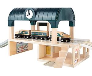 small foot 11235 Gare et accessoires en bois certifiée FSC® 100%, adaptée aux trains électriques, kit de chemin de fer à partir de 3 ans