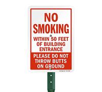 SmartSign Panneau de cour « No Smoking Within 50 Feet Of Building Entrance - Do Not Throw Butts On Ground » et kit de piquet de 45,7 cm en aluminium laminé antirouille, 40 mil - Rouge et blanc - Lot de 1