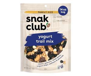 Snak Club Yogourt Trail Mix avec raisins secs, cacahuètes, dattes séchées, chips de yaourt, noix de cajou et amandes, collation sans gluten et casher, sachet refermable de 400 ml