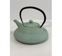 SO SKIN IDASY - Théière japonaise en fonte 0.7L, style japonais contemporain, design minimaliste, forme basse zen, finition vert d’eau patinée, filtre inox, intérieur émaillé