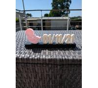 Socle décoratif personnalisé - Date de naissance Bébé - Silhouette bébé blanche, bleue ou rose - Impression 3D PLA et PETG - Cadeau de naissance - Fabrication française (rose)