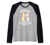 Somebunny Loves Spécialiste des Relations publiques Lapin de Pâques Manche Raglan