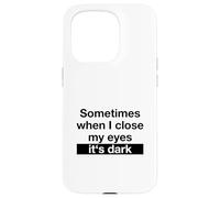 Sometimes When I Close My Eyes It's Dark (Dicton Amusant) Coque pour iPhone 15 Pro