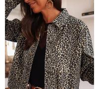 Son style mélange des vibrations décontractées et audacieuses, en faisant une pièce polyvalente pour diverses occasions. Idéal pour les passionnés de mode qui aiment faire une déclaration, cette veste