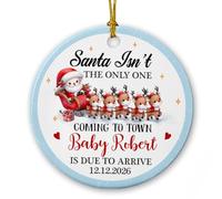 Souvenir en céramique « Santa's Isn't The Only One Coming to Town », nom et date personnalisés en attente de bébé 2025, ornement de Noël à suspendre pour nouveau-né personnalisé