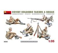 Soviet Soldiers Taking A Break - 1:35e - Miniart G