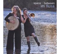 Space Between - Im Fluss [Import]