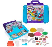 Spin Master Kinetic Sand - Grill N'™ Scoop Diner, 907 grammes de sable jaune, rose, blanc, marron et vert, 27 pièces d'ustensiles de cuisine, bac à sable pliable