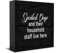Spoiled Dogs And Their Household Staff Live Here - Décoration d'intérieur rustique - Idée cadeau - Panneau en bois - Pour bureau, étagère, décoration de chambre de ferme - 12,7 x 12,7 cm