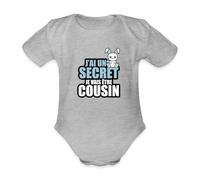 Spreadshirt J'ai un secret je vais être cousin Body Bébé Bio Manches Courtes, 74 (6-9 mois), gris chiné