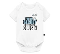 Spreadshirt J'ai un secret je vais être cousin Body Manches Courtes Bébé Bio, 68 (3-6 mois), blanc