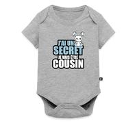 Spreadshirt J'ai un secret je vais être cousin Body Manches Courtes Bébé Bio, 68 (3-6 mois), gris chiné