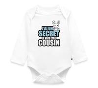 Spreadshirt J'ai un secret je vais être cousin Body Manches Longues Bébé Bio, 68 (3-6 mois), blanc