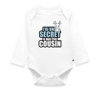 Spreadshirt J'ai un secret je vais être cousin Body Manches Longues Bébé Bio, 74 (6-9 mois), blanc