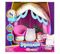 Squishville Luxe - Comprend Un Chat Paulita tigré Rose de 5,1 cm, Une Chaise baquet, Un Sac de Couchage et Une scène de Jeu Glamping - Jouets pour Enfants, SQM0210, Multicolore
