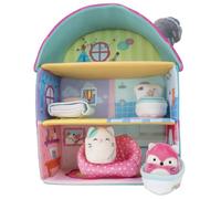 Squishville Squishmallows Original Fifi's Cottage Townhouse, Deux Mini-squishmallow Souples de 5,1 cm et 4 Accessoires de Meubles en Peluche, Jouets en Peluche Douce Guimauve, 3 étages à Explorer
