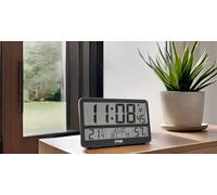 Stab Horloge Numérique Radio-Pilotée St DAT2 - Grand Écran Jour/Mois/Année en Lettres + Heure, Température & Humidité - Alarme - Suspension Murale ou Pose - 7 Langues, 37 × 24 × 2 cm