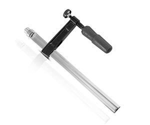 STAHLWERK Serre-joint pour tables de soudage 80 x 300 mm avec système de trous D 22 mm pour fixer les pièces à usiner Tige nickelée Rail de guidage profilé Poignée entièrement caoutchoutée