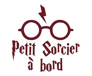 Sticker Bébé à Bord - Petit Sorcier à Bord - Dimensions 15 x 15 cm - Couleur Rouge Pourpre - Aspect Brillant - Protection Anti UV