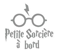 Sticker Bébé à Bord - Petite Sorcière à Bord - Dimensions 16,3 x 15,4 cm - Couleur Gris Moyen - Aspect Mat - Protection Anti UV