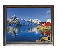 Sticker décoratif fenêtre en trompe l'oeil effet 3D, vue pays scandinaves, chalet en bois rouge, lac et montagnes enneigées, 60 cm X 75 cm