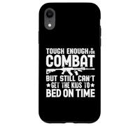Still Can't Get The Kids to Bed on Time Veteran Dad Coque pour iPhone XR