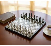 Stonkraft Ensemble d'échecs en Laiton Plat à la Main 31 x 31 cm - Ensemble d'élastique argenté et Noir avec pièces d'échecs luxueuses et luxueuses