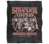 Stranger Things Hawkins Heroes Plaid Ultra Doux au Toucher Soyeux - 152 x 127 cm