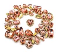 Strass hotfix Lot de 50 strass brillants à coudre, 24 couleurs mélangées, forme mixte, dorés, griffes, cristal, boucle, décoration mariage, vêtements, chaussures, robes pour Bricolage(Red 3)