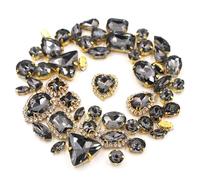 Strass hotfix Lot de 50 strass brillants à coudre, 24 couleurs mélangées, forme mixte, dorés, griffes, cristal, boucle, décoration mariage, vêtements, chaussures, robes pour Bricolage(Grey)