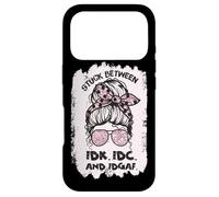 Stuck Between IDK IDC and IDGAF Messy Bun Sunglasses Coque pour iPhone 17 Pro