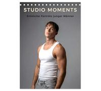 Studio Moments - Sinnliche Porträts junger Männer (Tischkalender 2027 DIN A5 hoch), CALVENDO Monatskalender: Zwölf ästhetische, sinnliche Porträts junger Männer zwischen Spannung und Nähe..
