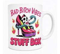 Stuff-Box Bad Bitch Vibes Tasse à café avec motifs de tête de mort et talons hauts, 330 ml, avec imprimé de crâne et talons hauts, blanc
