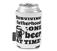 Style In Print KOOZ_PR21H0093_W Manchons de fête des pères pour canettes de boisson glacière Surviving Fatherhood at A Time 1 Beer at Time Dad Scuba Foam Party Beer Cover White Design Only Multicolore