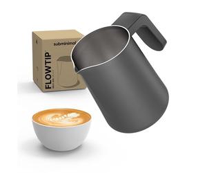 Subminimal FlowTip Pot à Lait en Acier Inoxydable Barista, Ergonomique, Résistant à la Chaleur, Pichet pour Le Café la Mousse de Lait Cappuccino et Latte, Noir
