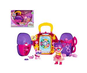 SUPER CUTE LITTLE BABIES - Mini poupée à emporter avec Sisi, poupée Super-héros en Petite Version avec Mallette Qui se transforme en Chambre, Animal de Compagnie et Accessoires, Famosa (UPU05101)