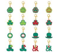 SUPERFINDINGS 16 Styles Charms de la Saint Patrick Charms à clipser en forme de trèfle vert avec fermoir en forme de pince de homard Pendentifs en alliage d'émail Porte-bonheur à pampilles