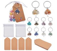 SUPERFINDINGS 20 Porte Clés en Pierre Précieuse Arbre de Vie en Vrac en Cristal Naturel avec Étiquettes en Papier et Sacs en Organza pour Décoration de Sac à Faire Soi Même Mariages Douches Cadeaux