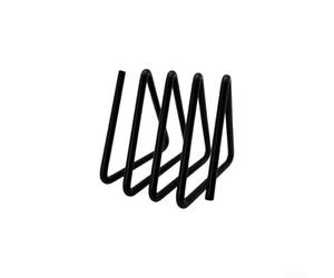 Support compact en métal pour rangement vertical de planche à découper avec séparateurs internes et géométrie triangulaire équilibrée