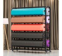 Support de rangement commercial robuste en acier avec roulettes pour rouleaux de tissu, comprenant une grande barre de suspension réglable. Ce support est idéal pour présenter des produits e