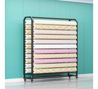 Support de rangement pour rouleaux de tissu, grande capacité, avec barre de suspension réglable, structure robuste en acier et roulettes. Ce support mobile est idéal pour les rouleaux de vin