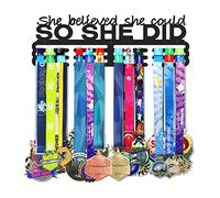 Support Mural pour médailles 35,1 cm She Believed She Could - Cadre en Acier pour Plus de 60 médailles - Cintres de médailles de Sport - Ruban avec Barres de Suspension faciles - Noir - 3 Lignes