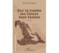 Sur la tombe les fleurs sont fanées
