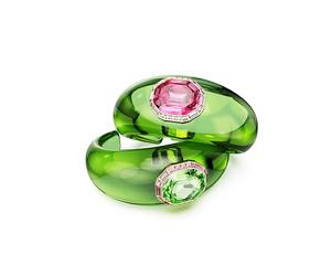 Swarovski Parure composée de deux manchette Dulcis vertes, avec des cristaux pavé de taille octogonale vert et rose accompagnés de Zirconia incolores et roses, dans un placage de ton or ; Taille M