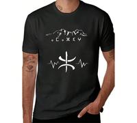Symbole berbère stylisé entre des ondes et des montagnes évoquant la culture amazighe et la force de la nature, Teeshirt homme coupe confort et style décontracté, idéal pour un look branché. Découvrez