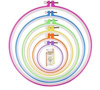 SZCXDKJ Lot de 6 Cadres de Broderie Cercles à Broder Ronds Colorés en Plastique, Accessoires Broderie pour Loisirs Créatifs, Couture, y compris 16 Aiguilles à Coudre à Œil Doré