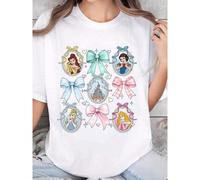 T-shirt 100% coton blanc avec un design de princesses Disney, nœuds et châteaux. Style simple et décontracté, doux et confortable, col rond, manches courtes. Top à la mode pour toutes les saisons, déc