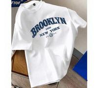 T-shirt à col ras-du-cou ajusté à manches courtes avec imprimé graphique contrastant Brooklyn & New York, style décontracté pour jeunes. Convient pour les sorties, les rassemblements, les essentiels, 